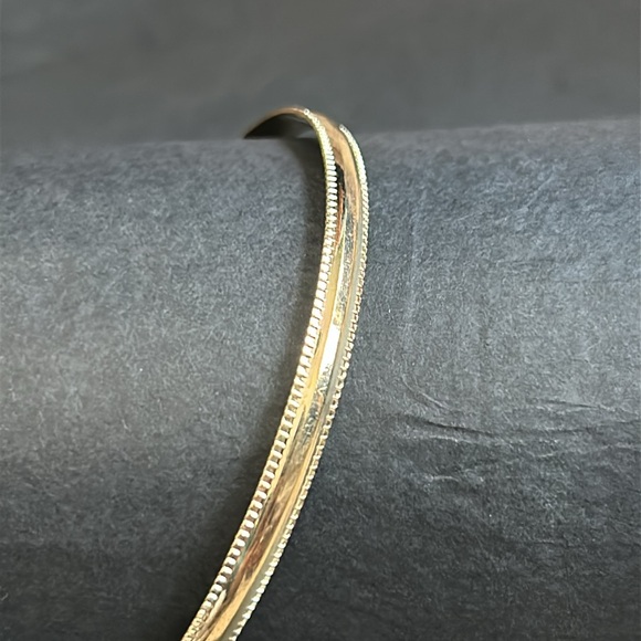 Women’s‎ vintage dainty gold tone bangle bracelet one size measurements shown - Picture 3 of 7